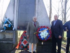 Никола Станковић и Адам Милојковић из Свилајнца положили венац.