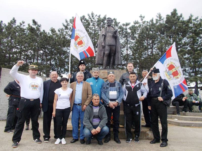 Чланови Удружења монархиста Србије код споменика