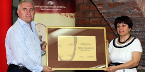 Jagodina, 11. juna 2015 - Novinarki "Novog puta" iz Jagodine i dopisnici "Politike" Zorici Gligorijevic (D) danas je dodeljena nagrada "Milan Pantic" za novinarsku habrost. Nagradu je urucio direktor i glavni i odgovorni urednik "Vecernjih novosti" Ratko Dmitrovic (L). FOTO TANJUG / DUSAN ANICIC