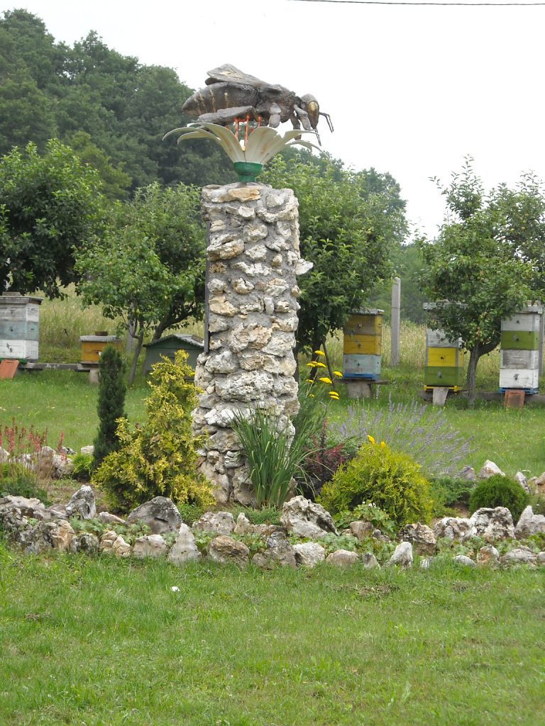 Споменик пчели у Ђуринцу код Свилајнца